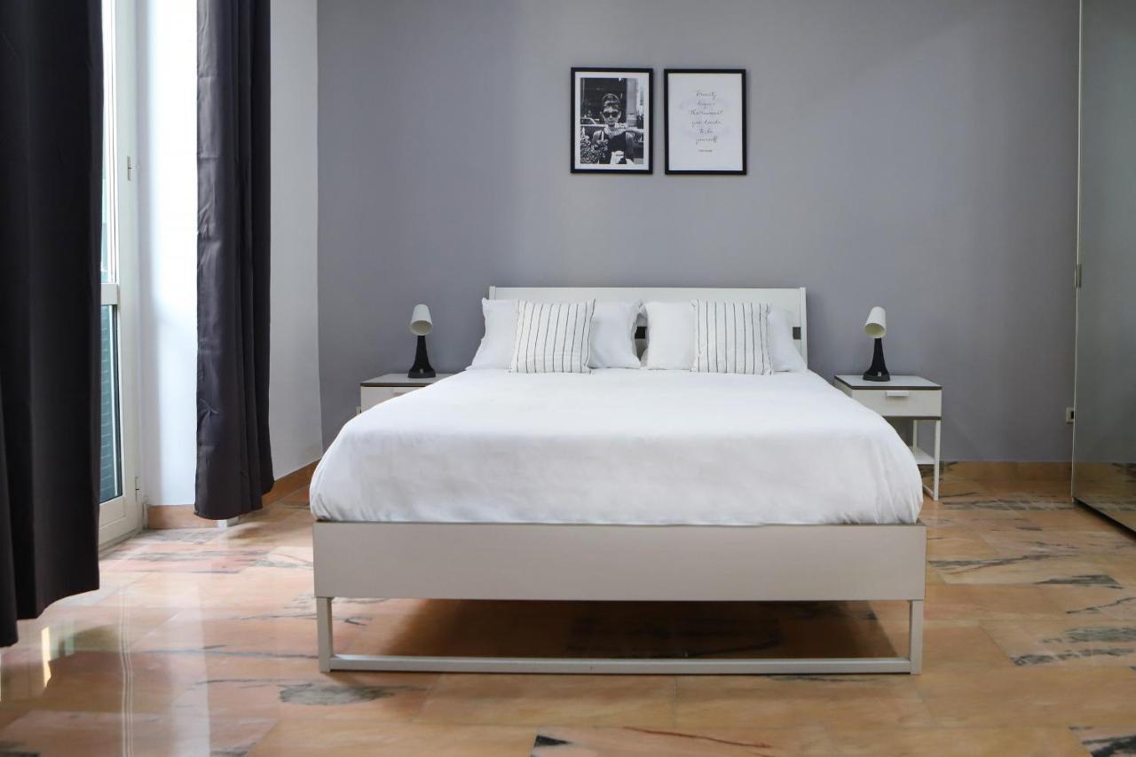 Modern Apartment At Piazza Del Gesu' By Wonderful Italy Наполи Екстериор снимка