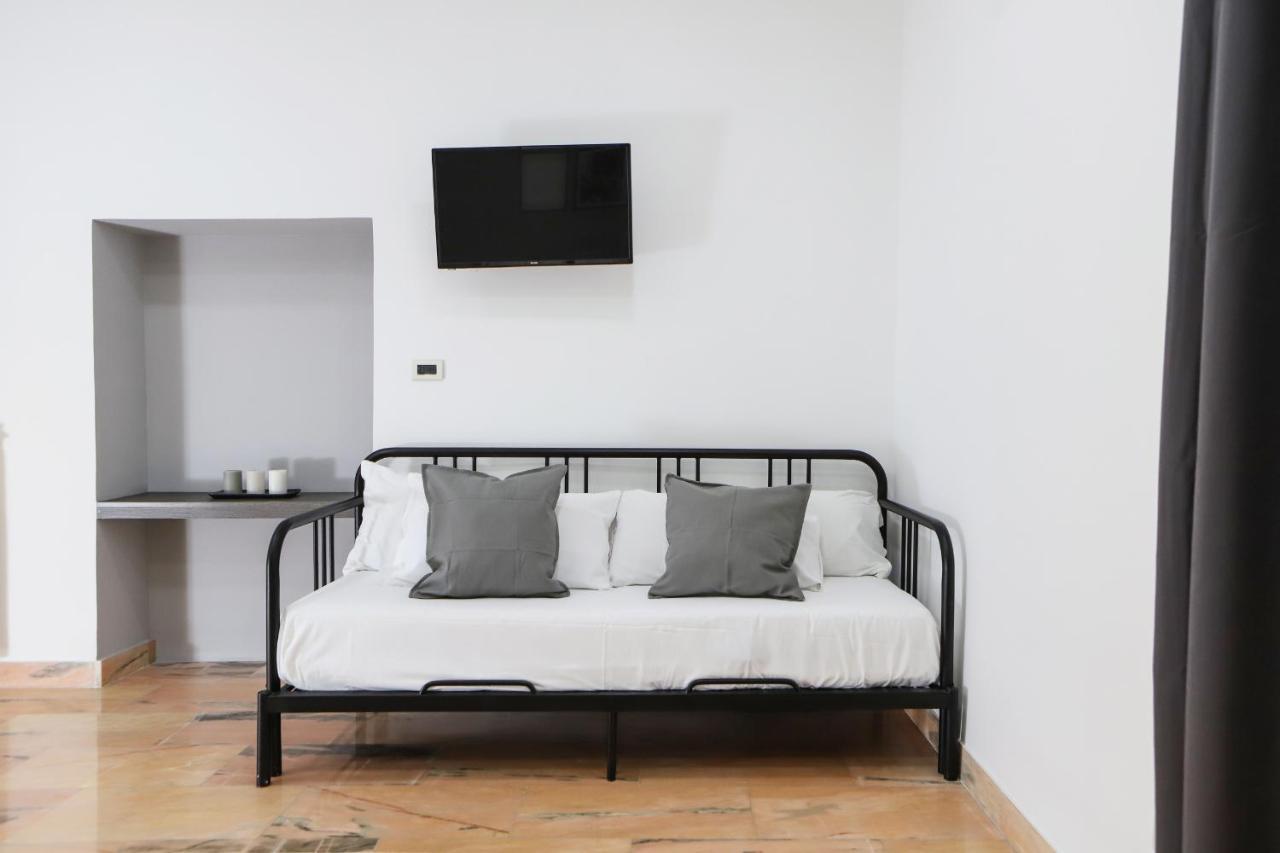 Modern Apartment At Piazza Del Gesu' By Wonderful Italy Наполи Екстериор снимка